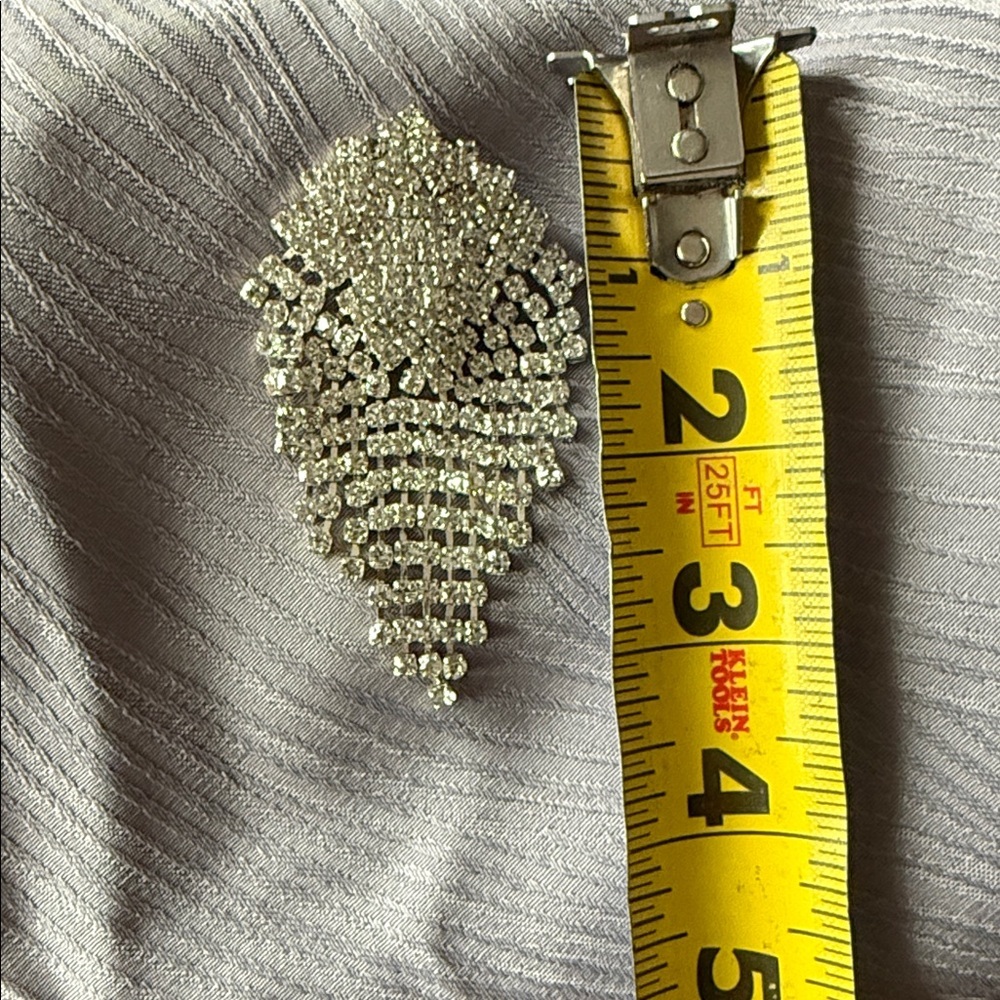 Elegant Silver Crystal Brooch - Picture 4 of 5